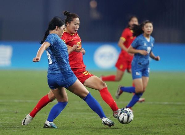 中国女足被日本二队打懵！30分钟连丢4球，名嘴：这不是偶然