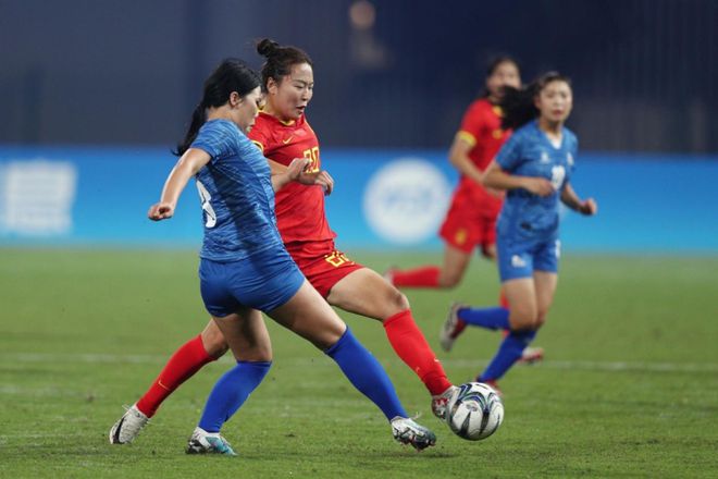 中国女足被日本二队打懵！30分钟连丢4球，名嘴：这不是偶然